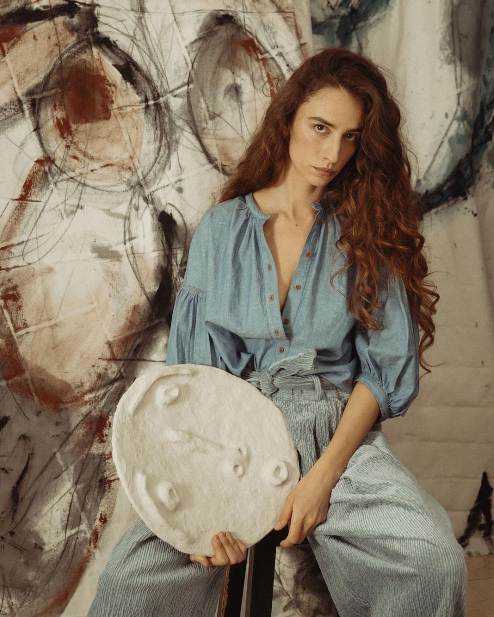 深受當地粗獷手工藝所影響