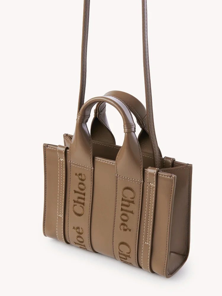 咖啡色的Mini Woody Tote Bag。