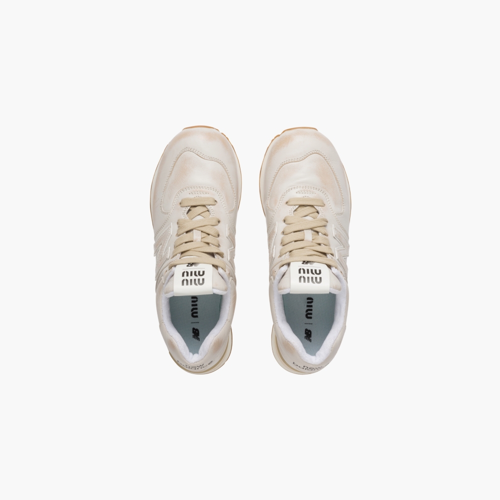 採用白色仿舊納帕皮革