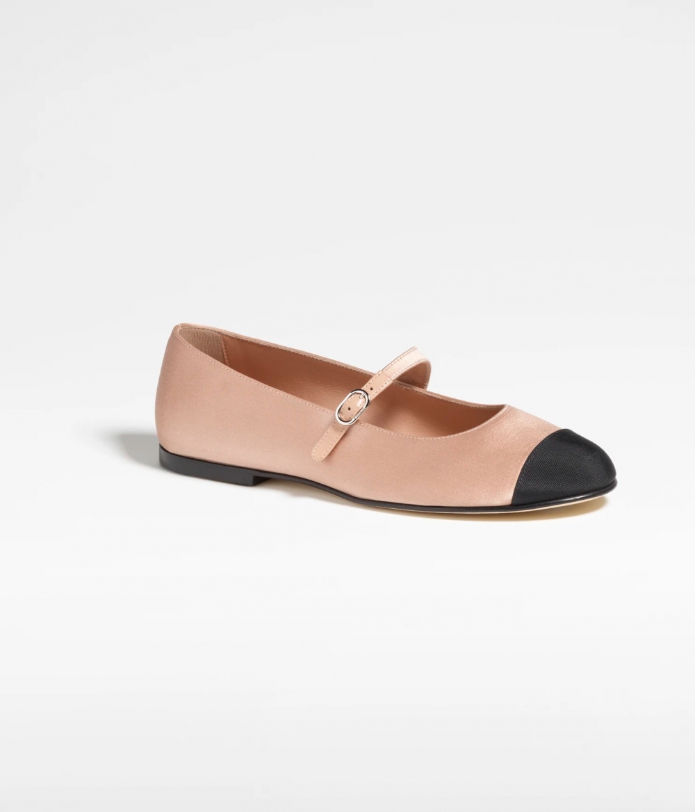 裸色的平底Mary Janes。
