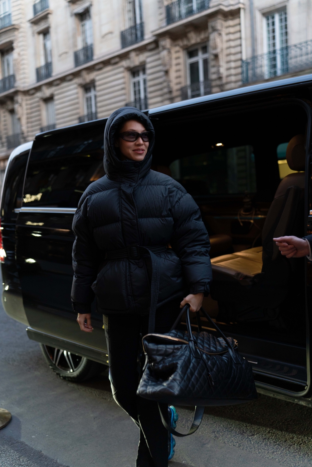 日本模特兒Kiko Mizuhara休閒風格詮釋ES GIANT絎縫皮革旅行袋。