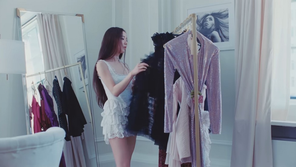 宛如一隻剛從花叢中睡醒的精靈,演繹芭蕾風情