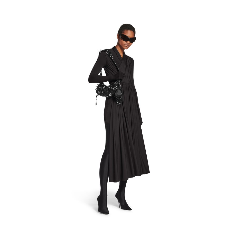 模特兒詮釋Le Cagole XS Shoulder Bag。