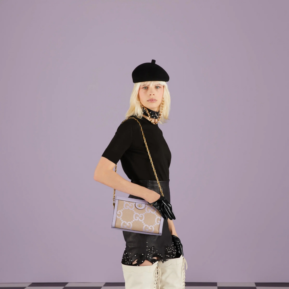 模特兒演繹Ophidia Jumbo GG Small Shoulder Bag。