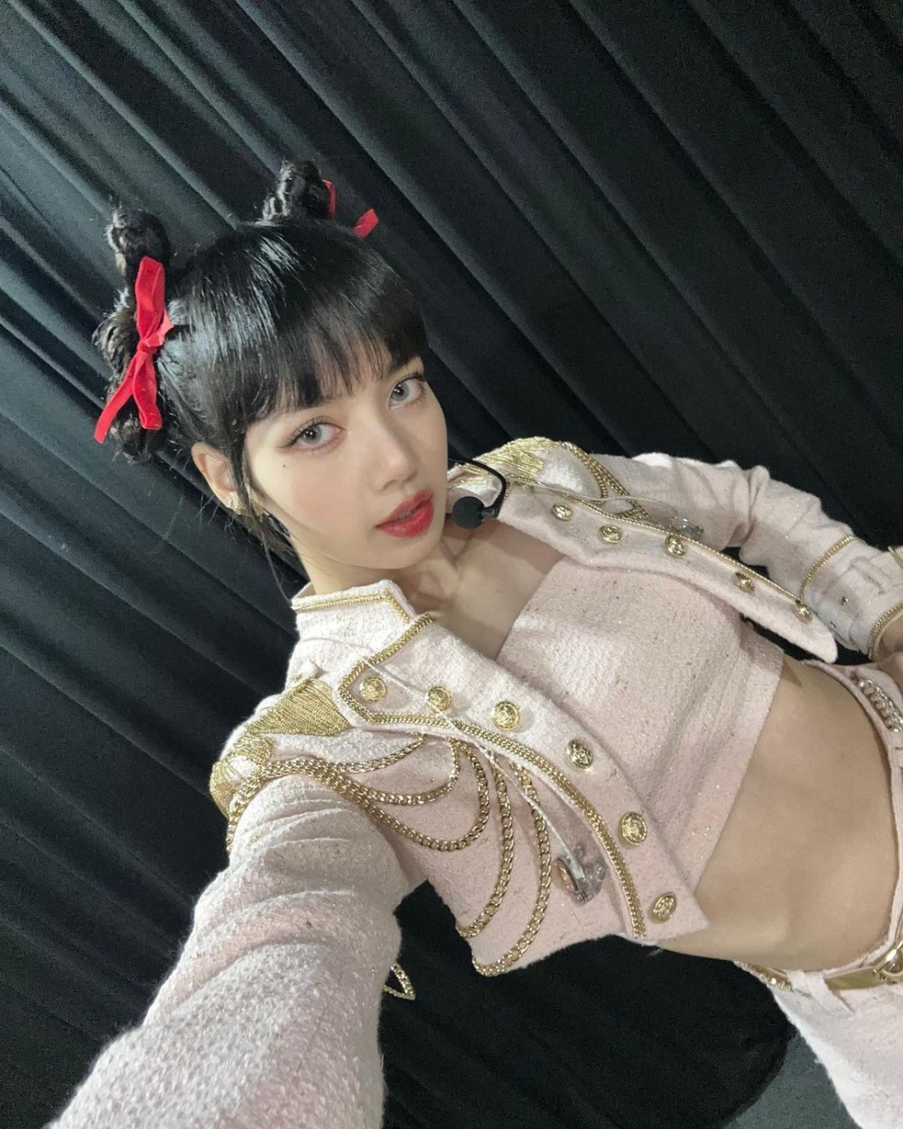 Lisa經常以華麗的舞台妝容登場