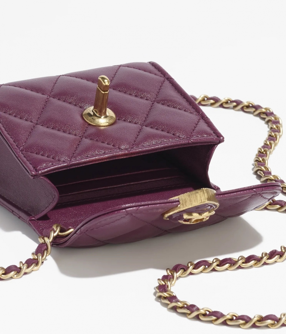 小羊皮及金色金屬打造而成。