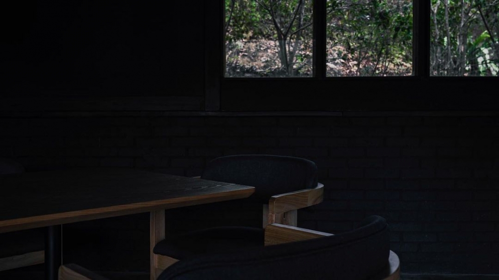 店內的被質感黑所包圍。