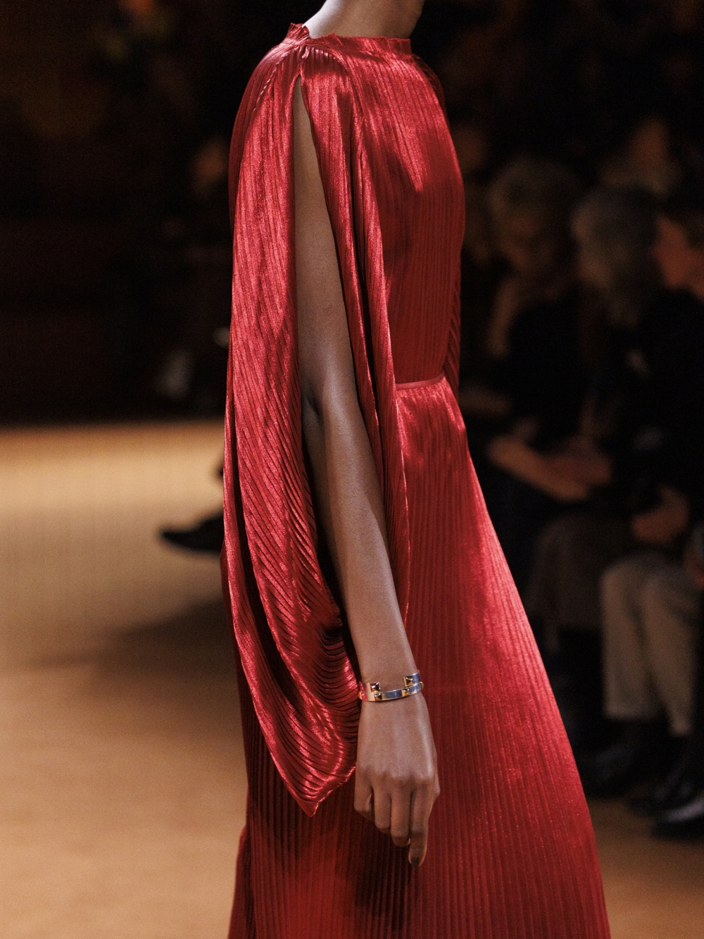 Hermès金屬絲混紡面料散發出的熾熱和性感光芒