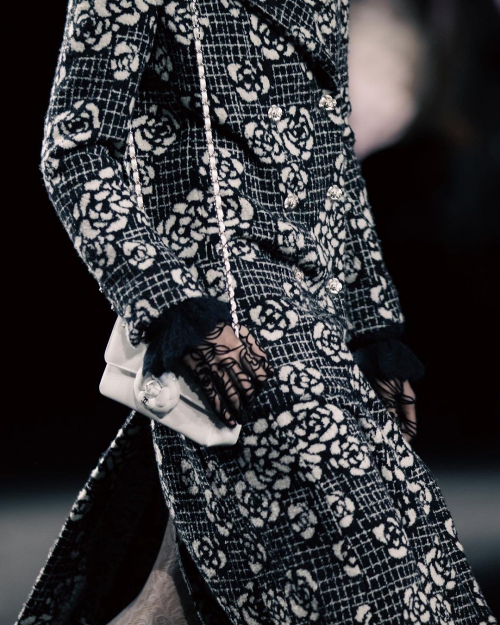 自上衣到手袋都綴滿山茶花