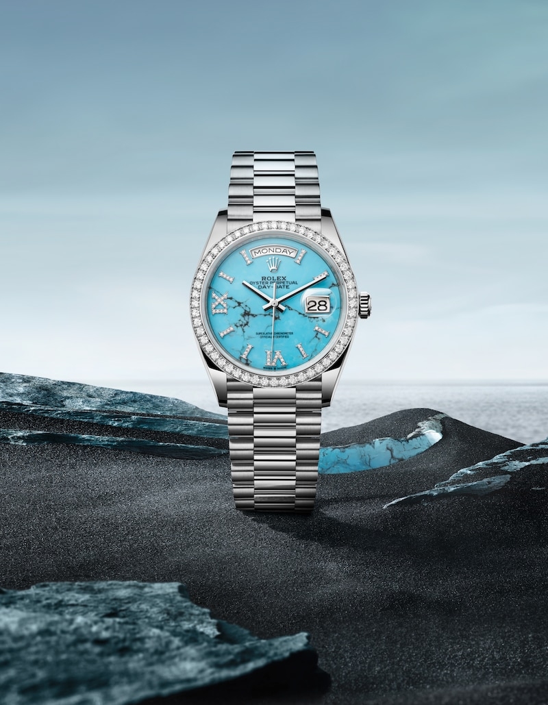 選用18K白色黃金,搭配綠松石錶面