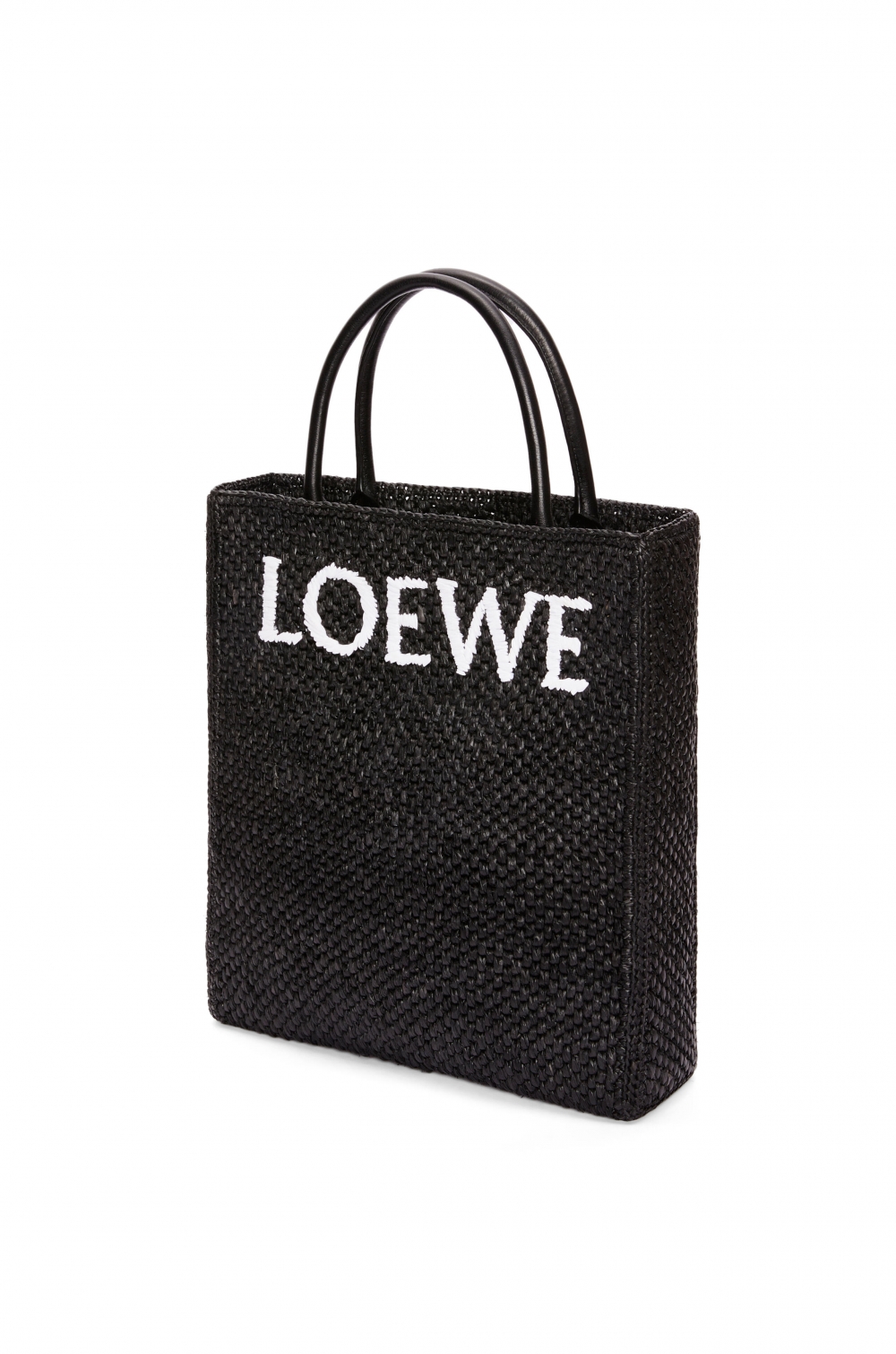 全新Tote Bag以酒椰葉纖維編織而成。