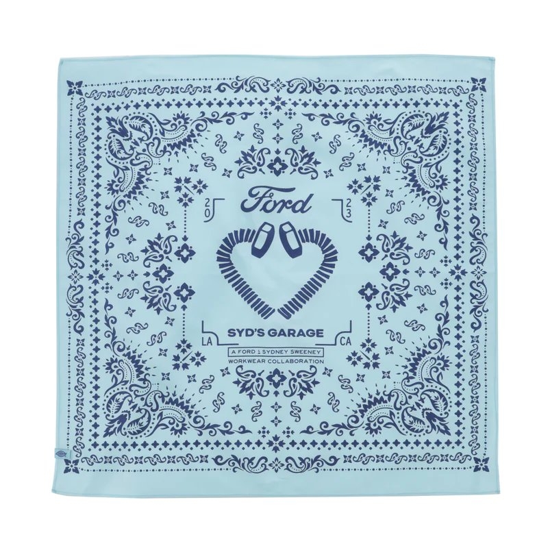 能搭配在穿搭之中的Ford x Sydney Sweeney Bandana。