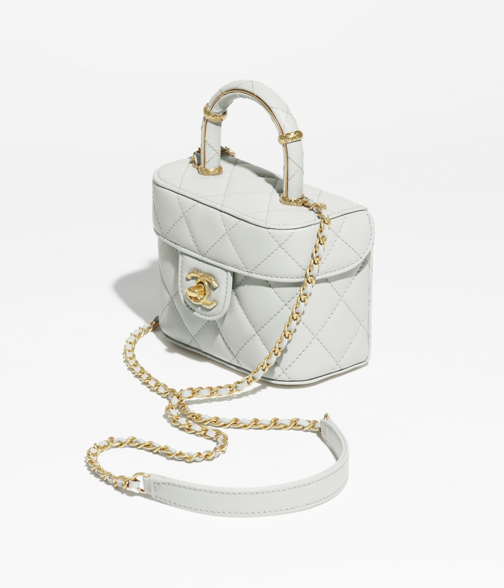 披上淡藍色的小羊皮革