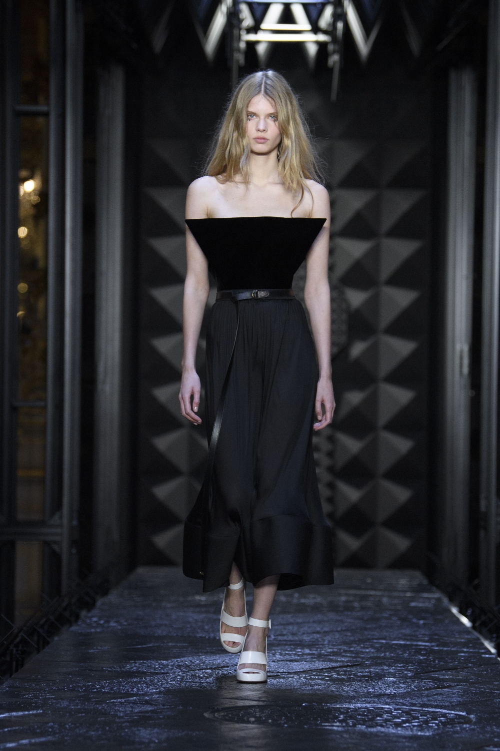 Look 39的優雅黑色洋裝。