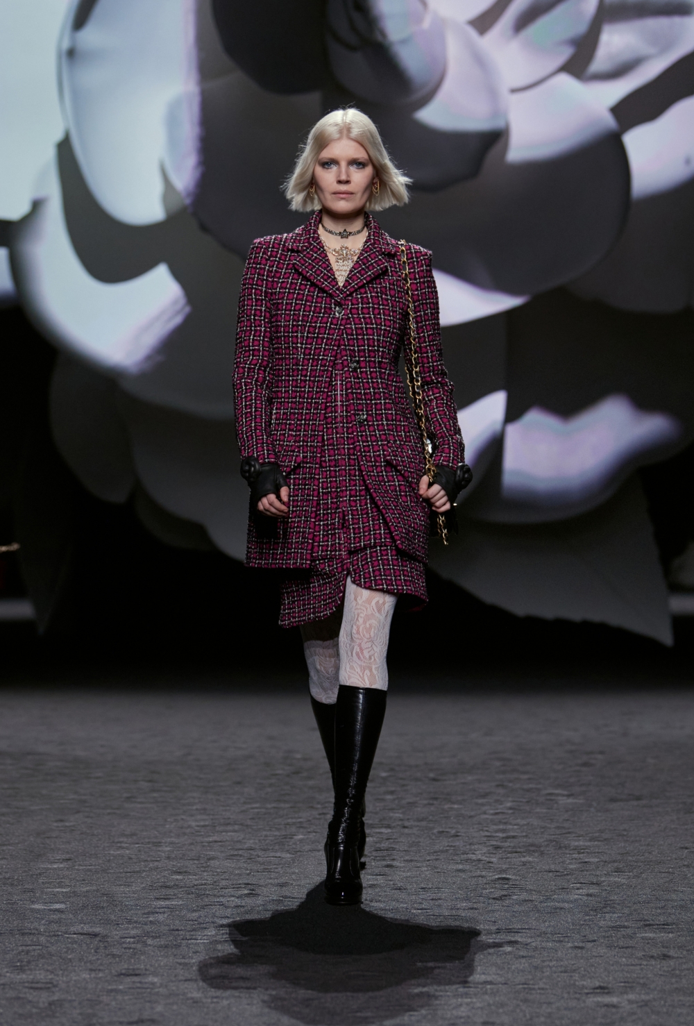 將斜紋軟呢的面料特性與60年代的英倫氣息節合