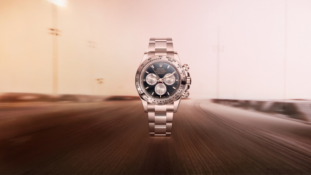 外圈採用與錶殼同一材質的金屬邊,猶如賽車在圓形賽道上行駛一樣