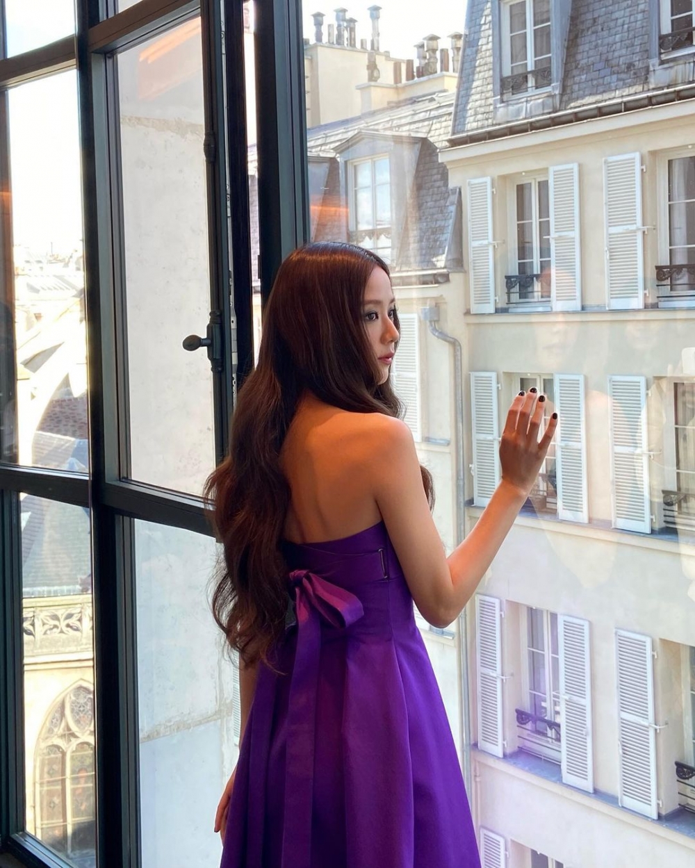 手指也換上深色指彩呼應紫色造型