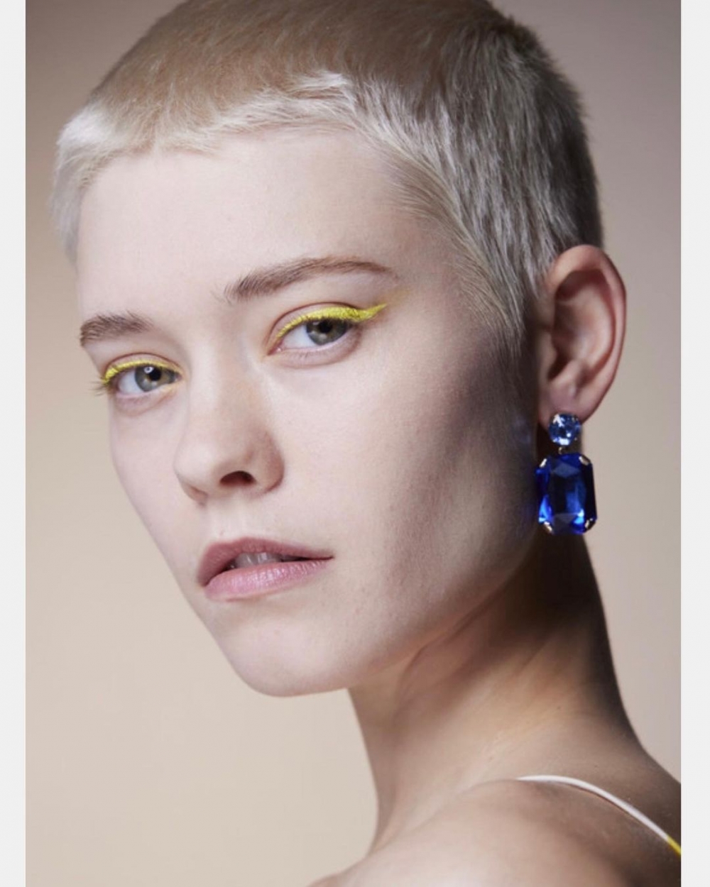 黃色調妝容也相當適合夏天