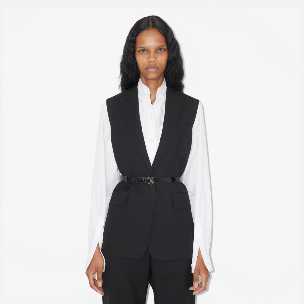 模特兒示範Burberry Embossed Leather TB Belt。