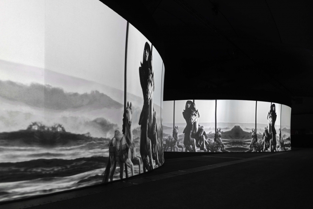 小松菜奈的倩影也登上本季大秀秀場中