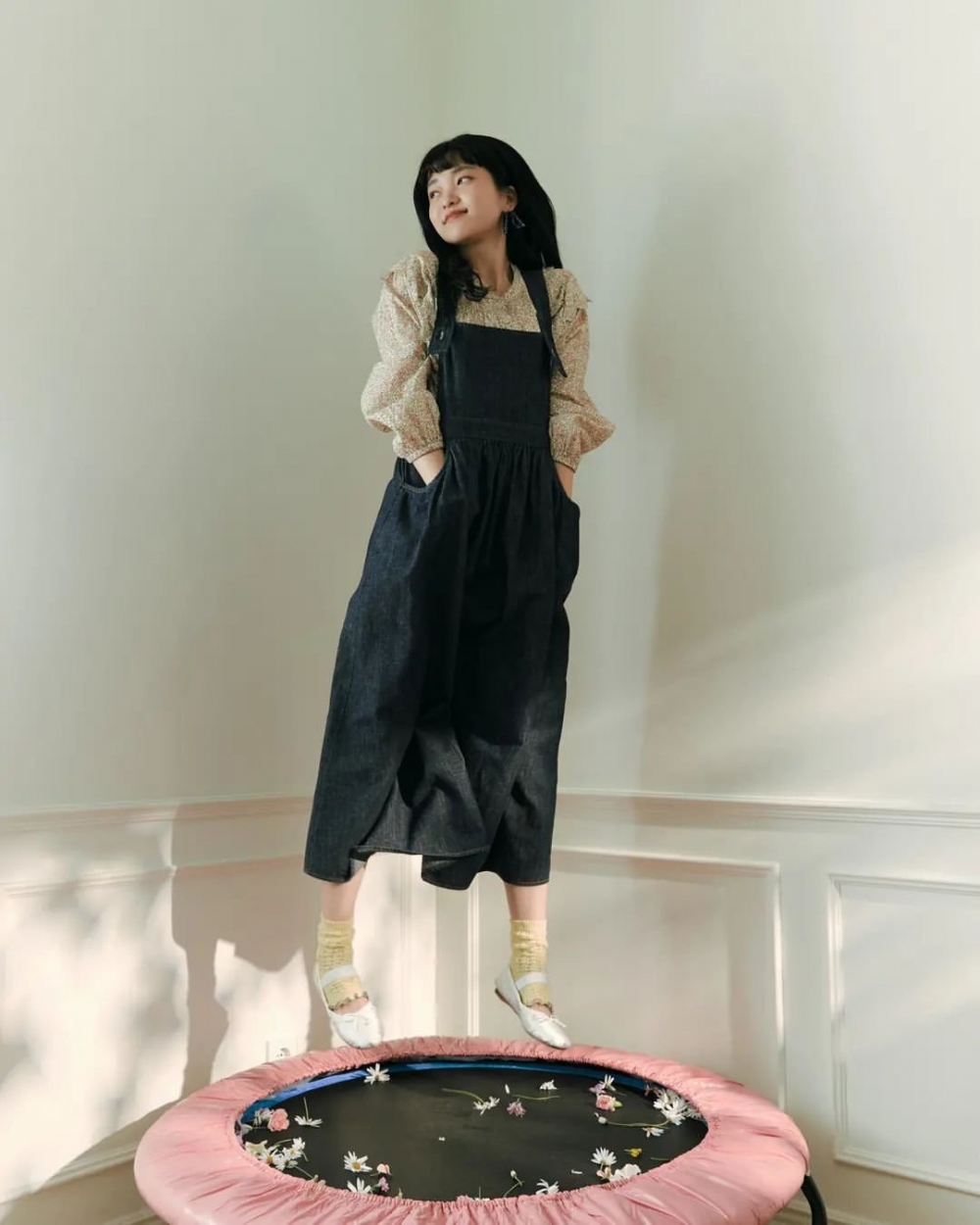 俏皮可愛的吊帶裙，也是能嘗試的方向。