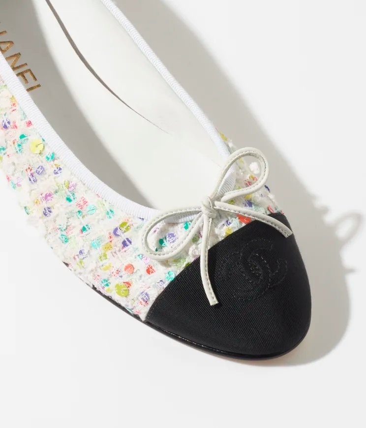 本季登場的優雅CHANEL芭蕾舞平底鞋。