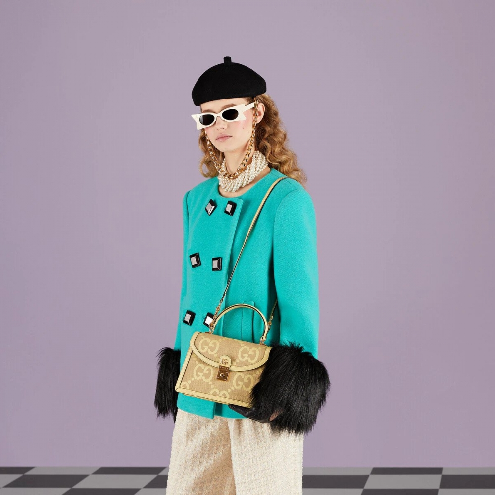 模特兒演繹Ophidia Jumbo GG Top Handle Bag。