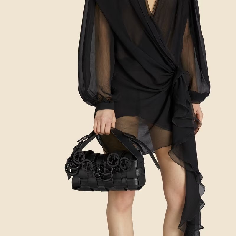 低調的質感設計,成為你的造型亮點。