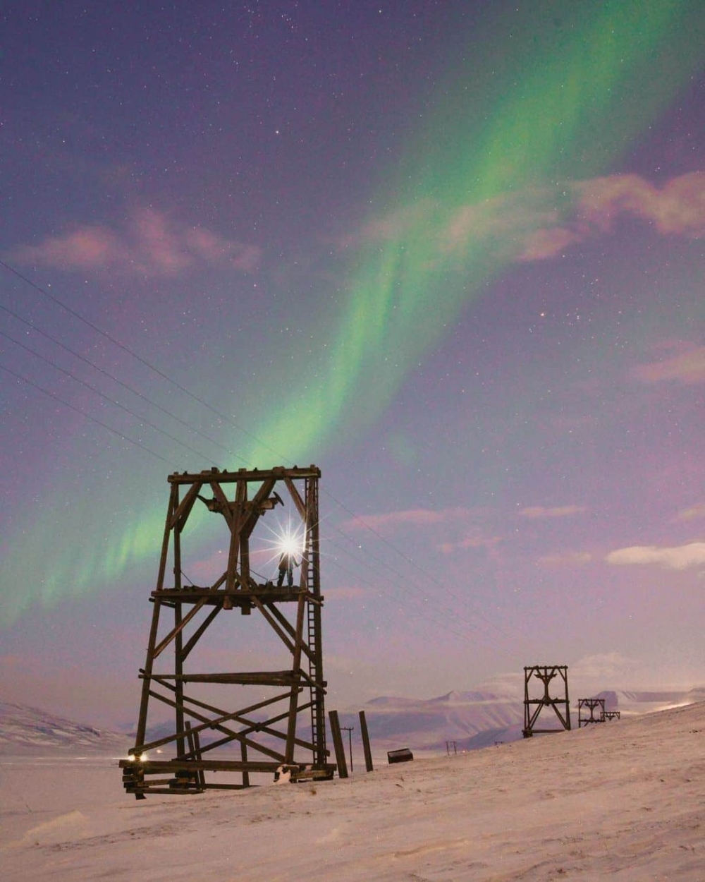經常分享接近北極圈的夜晚絕美的極光、雪山和落日