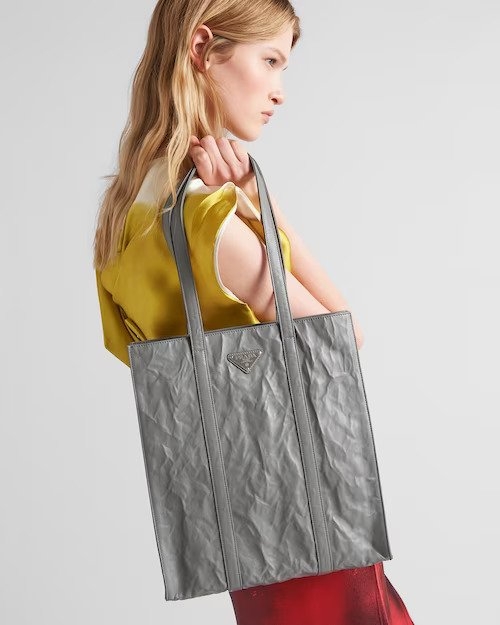 模特兒演繹Small Antique Nappa Leather Tote-Slate Gray。