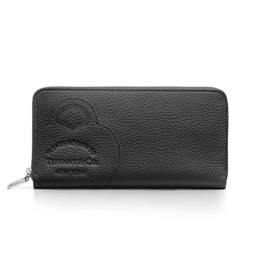 黑色的Return to Tiffany® Large Zip Wallet。