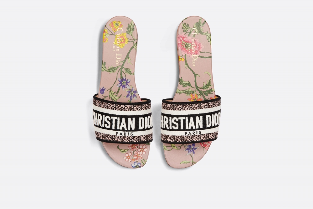 鞋面飾以Christian Dior Paris標誌刺繡。