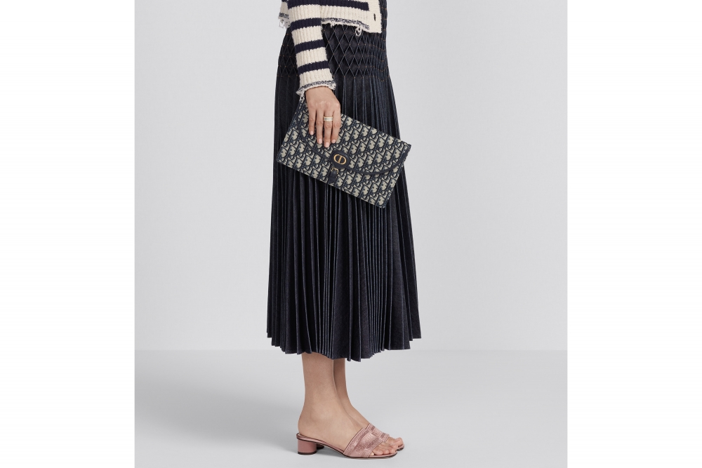 繼承了品牌標誌性手袋的元素