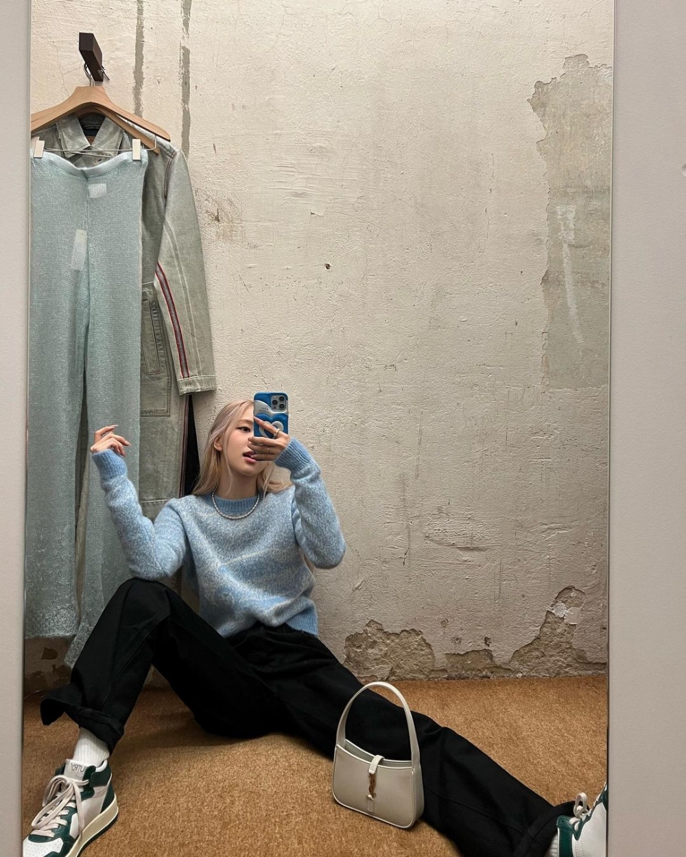 Rosé同款手袋:Saint Laurent LE 5 À 7亮面皮革迷你HOBO手袋