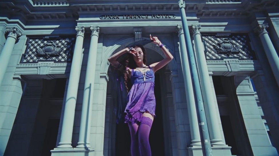 在希臘式建築前宛如神話女神