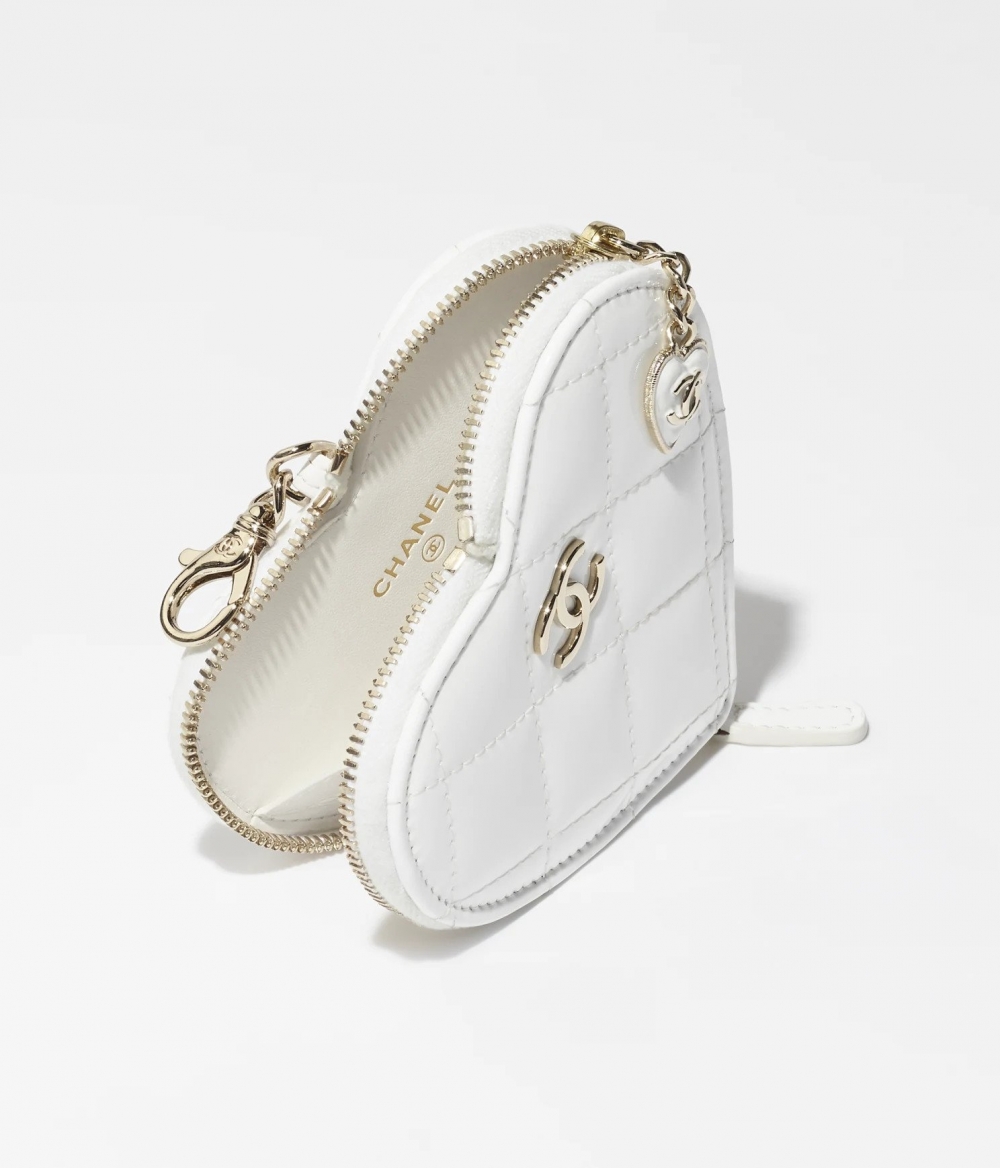 全白調性展現出現代俐落與輕盈氣息。