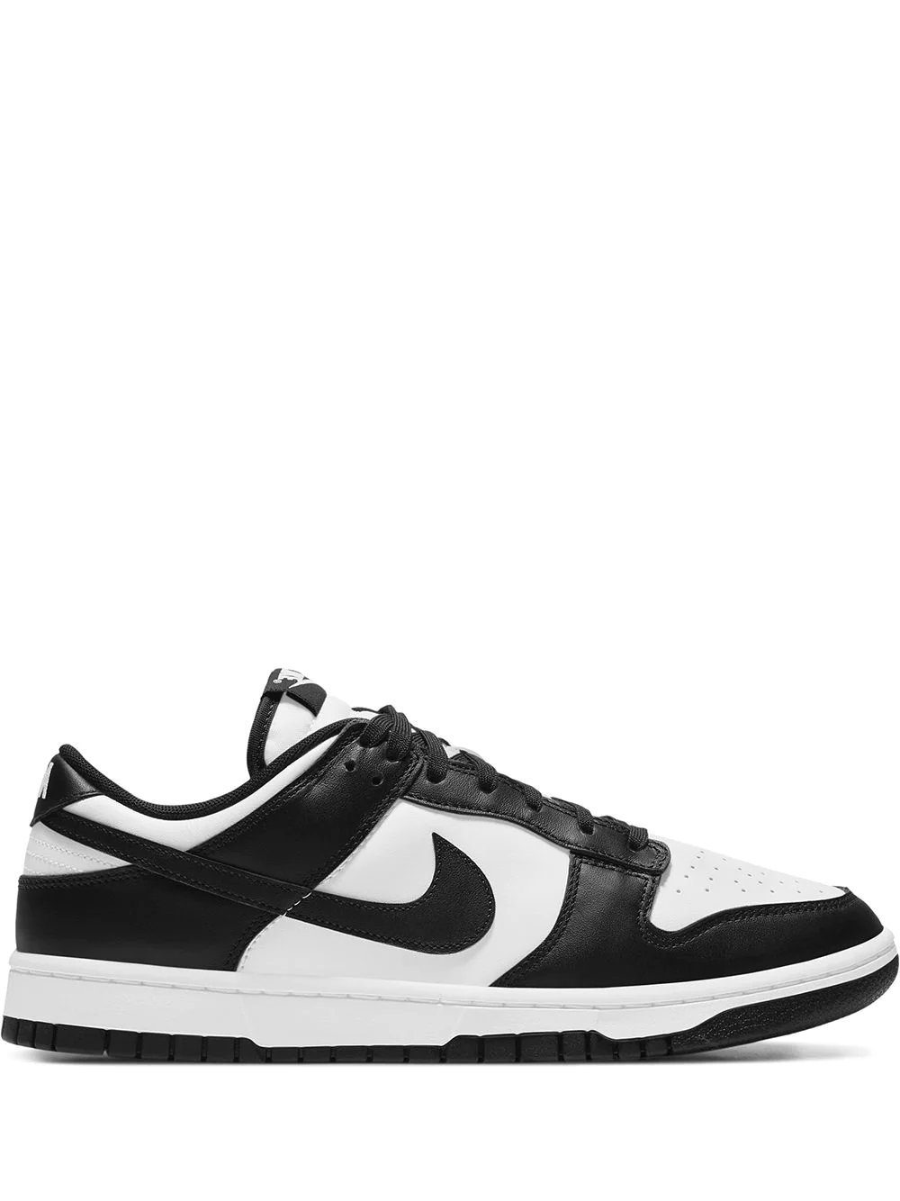 在街頭上時常看見的人氣款式Nike Dunk Low。