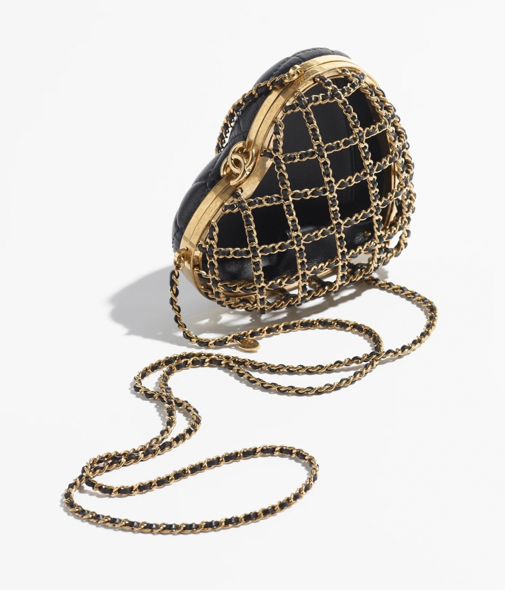 金屬交織皮革打造成半鏤空的愛心形式。