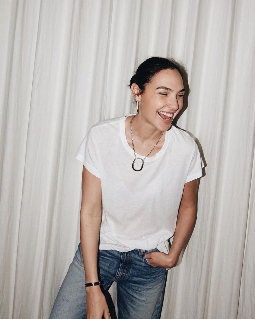 女星Gal Gadot也搶先詮釋Tiffany Lock項鍊。