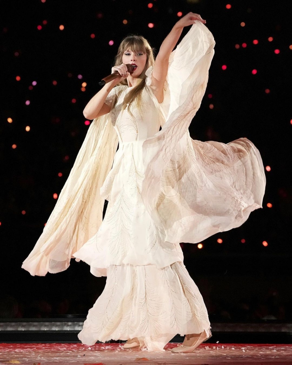 另一套白色款式的洋裝也是來自Alberta Ferretti的設計。