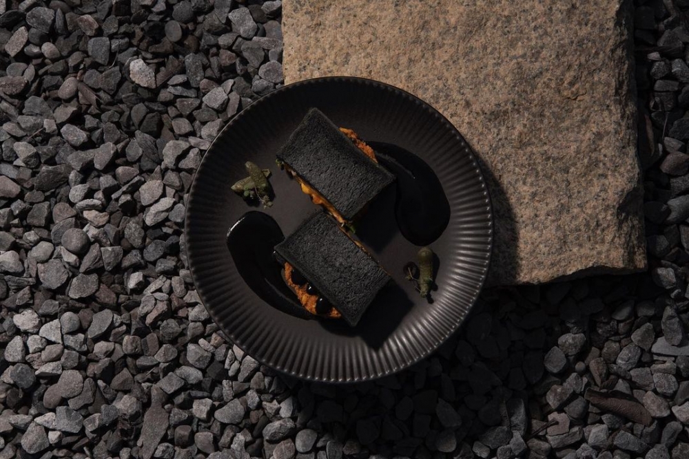 又或是看起來相當時髦的京都吉列炸豬排黑炭三明治。