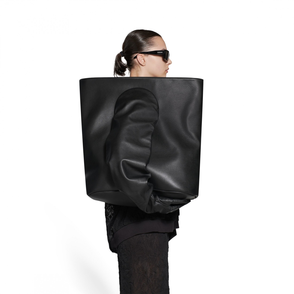 Balenciaga黑色手袋系列帶來嶄新的氣息。