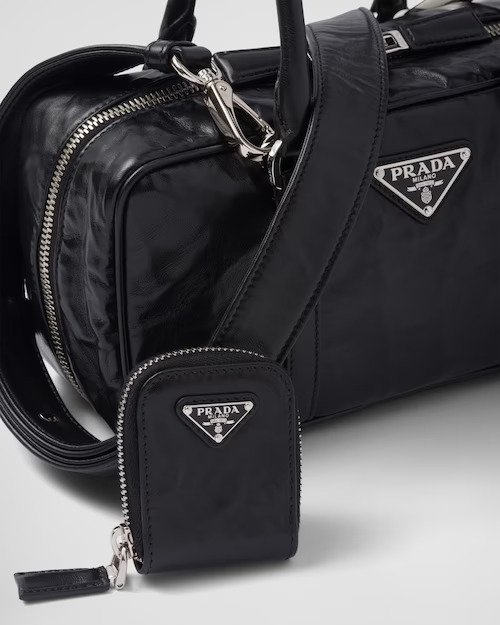 手袋中心飾有搪瓷金屬三角標誌。