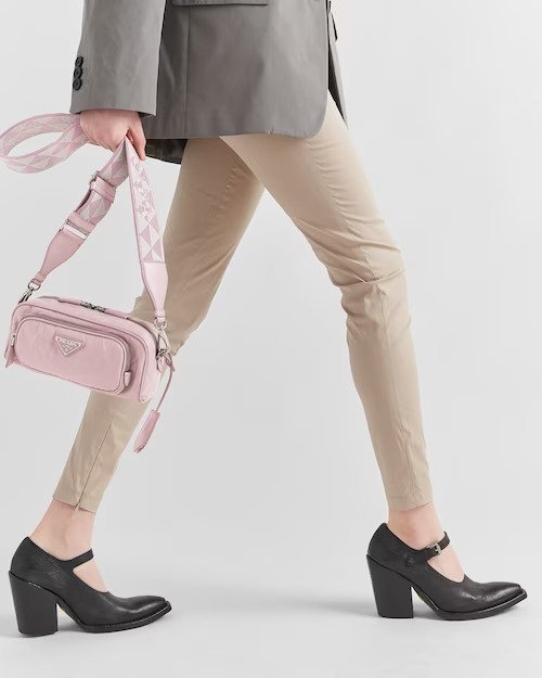 模特兒演繹Nappa Antique Leather Multi-Pocket Shoulder Bag。