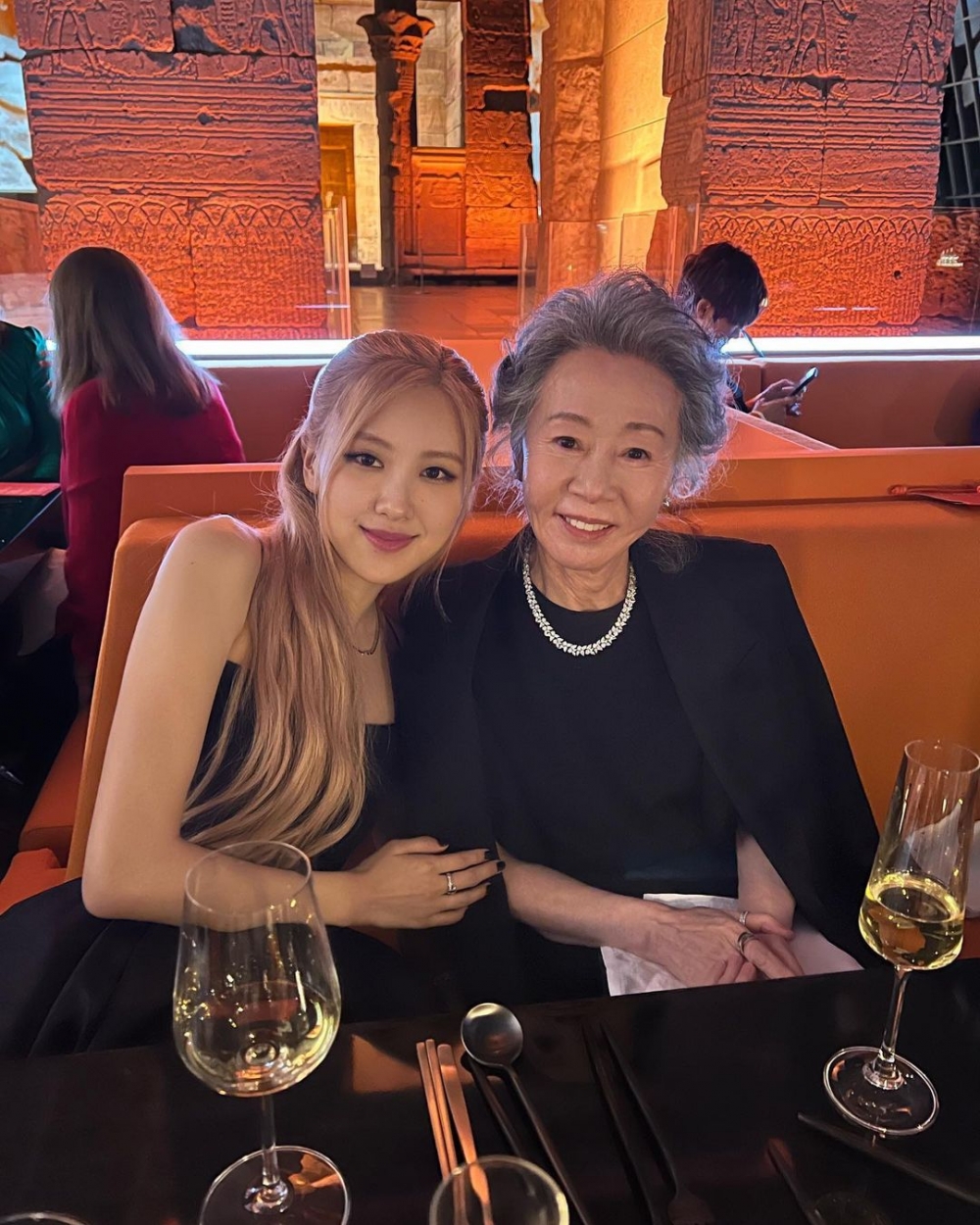 在活動上,她也與尹汝貞留下合影。