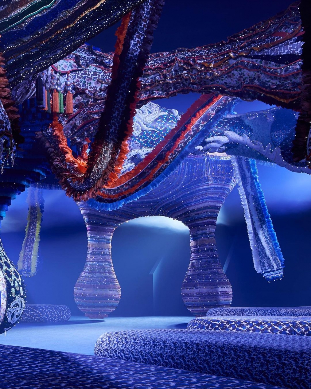 繁複工藝成為今回大秀上的伸展台背景