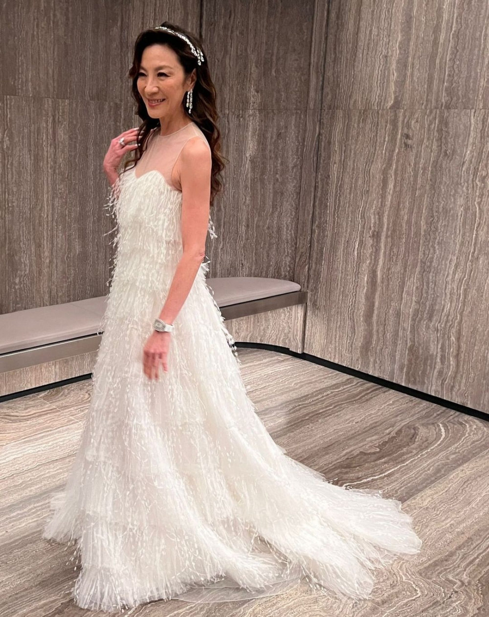 這次她以仙氣翩翩的白色Dior高訂禮服出席。