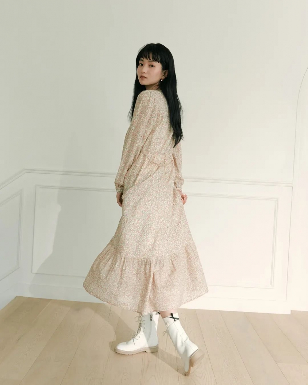 碎花洋裝也非常適合在春夏中搭配。