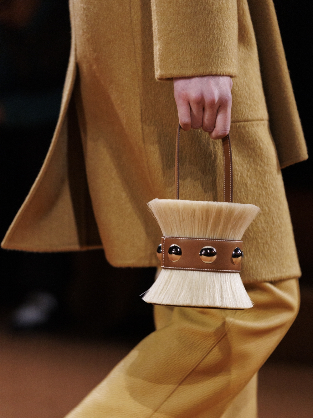 沙漏型圓筒搭載由金屬皮革手把