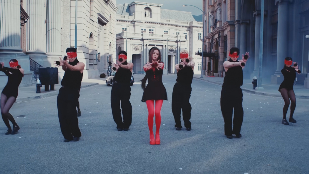 戴上來自於Rui 2022秋季系列的紅色Cut Out Sleeve Top